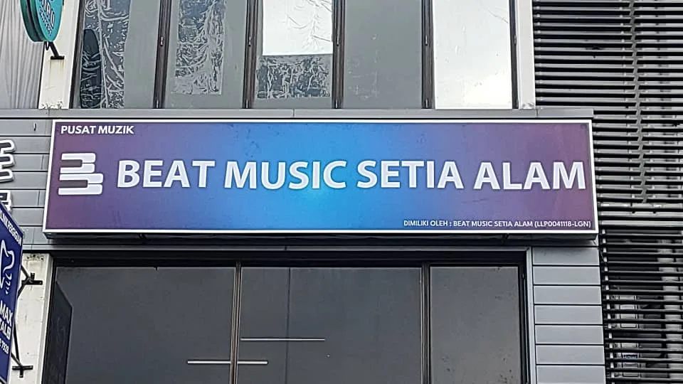 Signboard lightbox untuk Beat Music Setia Alam dengan pencahayaan terang dan jelas pada waktu malam