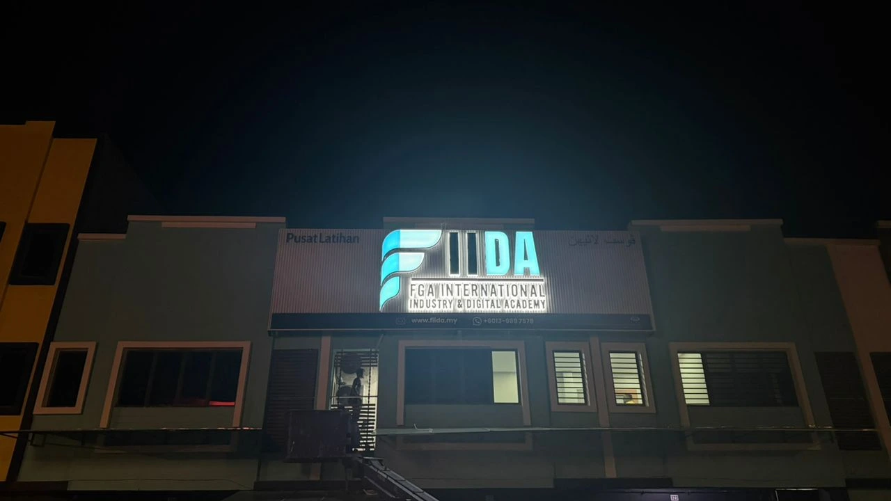 3D Box Up Ceiling Strip Pusat Latihan Fiida dengan reka bentuk moden dan kemasan LED untuk hiasan dalaman pusat latihan profesional