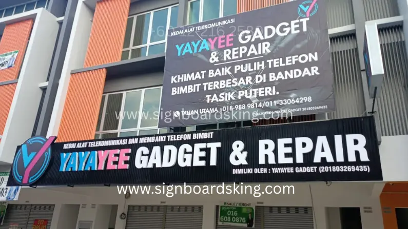 3D Box Up Frontlit Signboard YAYAYEE Gadget & Repair dengan huruf timbul LED dan latar belakang Ceiling Strip hitam.