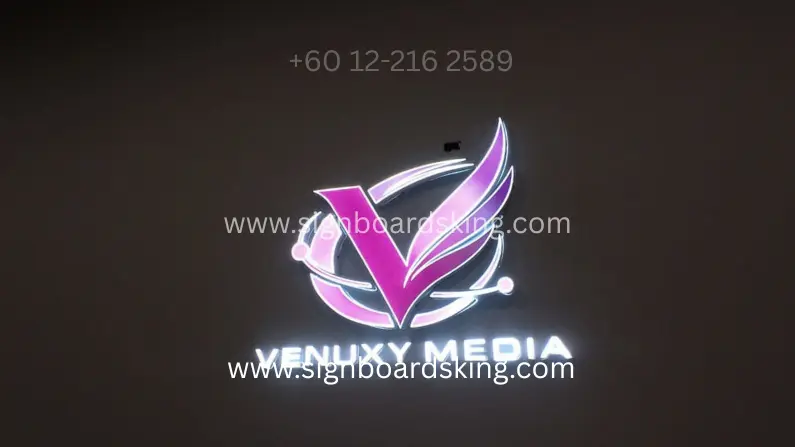 3D Frontlit Logo Signage Venuxy Media dengan logo bercahaya LED dan tulisan putih dipasang pada dinding pejabat.
