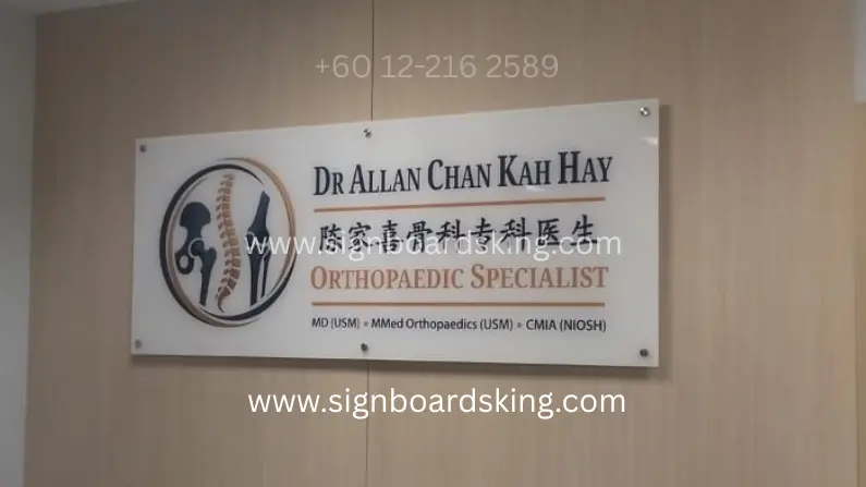Custom Acrylic Signage Dr Allan Chan Kah Hay Orthopaedic Specialist dengan clear acrylic dan stand-off stainless steel.