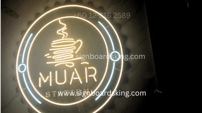 LED Neon Sign Muar Station berbentuk logo cawan kopi dengan pencahayaan warm white dan cool white.