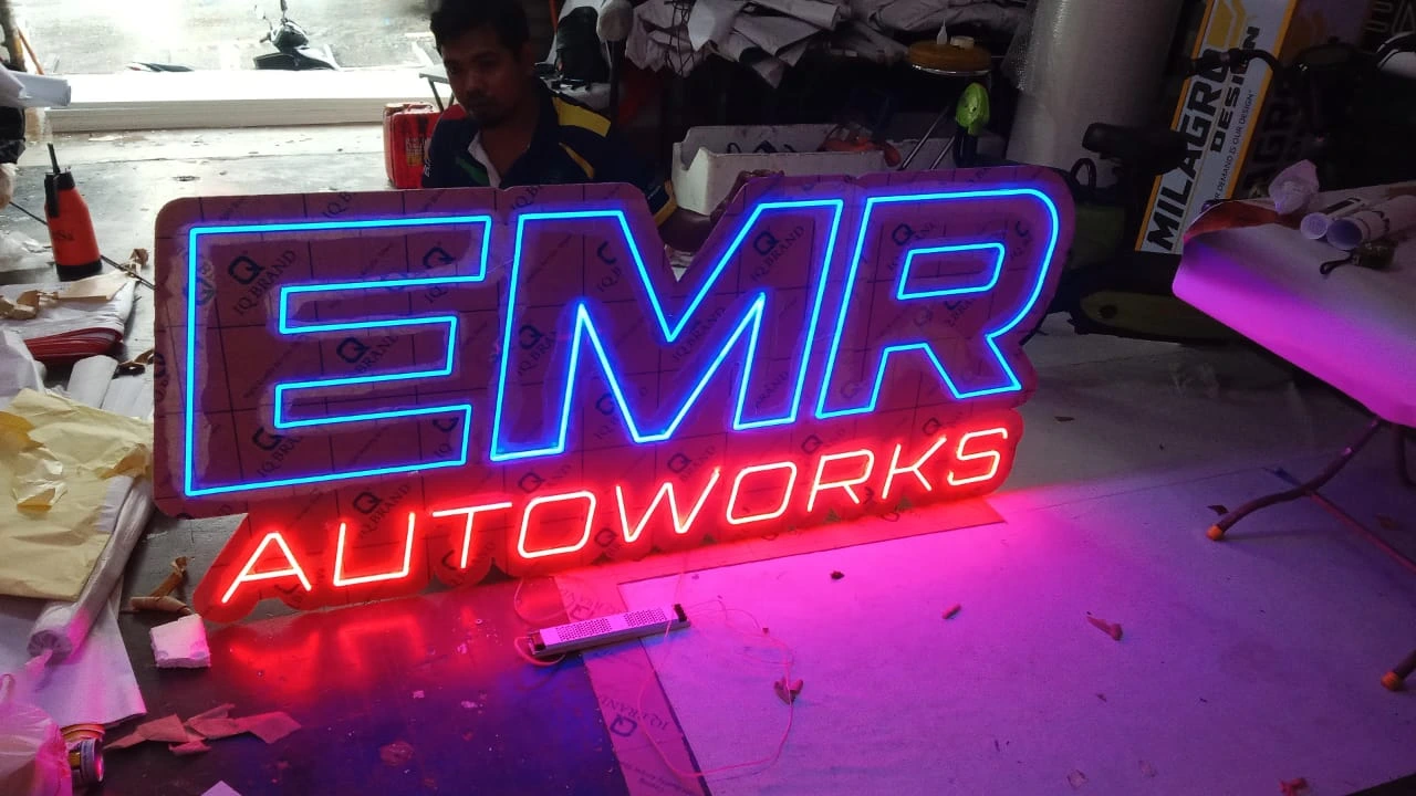 Neon Sign EMR Autoworks dengan pencahayaan LED moden untuk bengkel kereta yang tampil profesional dan mudah dilihat pada waktu malam
