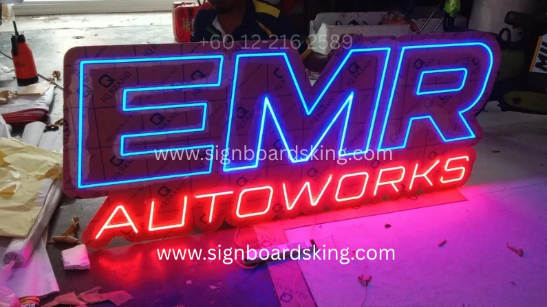 Neon Sign EMR Autoworks dengan pencahayaan LED moden untuk bengkel kereta yang tampil profesional dan mudah dilihat pada waktu malam