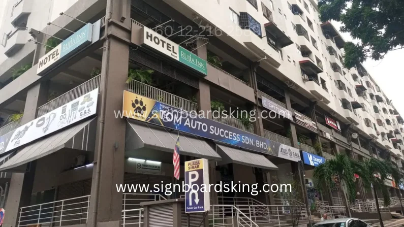 Signboard TOM AUTO SUCCESS SDN BHD dengan reka bentuk profesional dan jelas, sesuai untuk bengkel atau perniagaan automotif dengan visibility tinggi